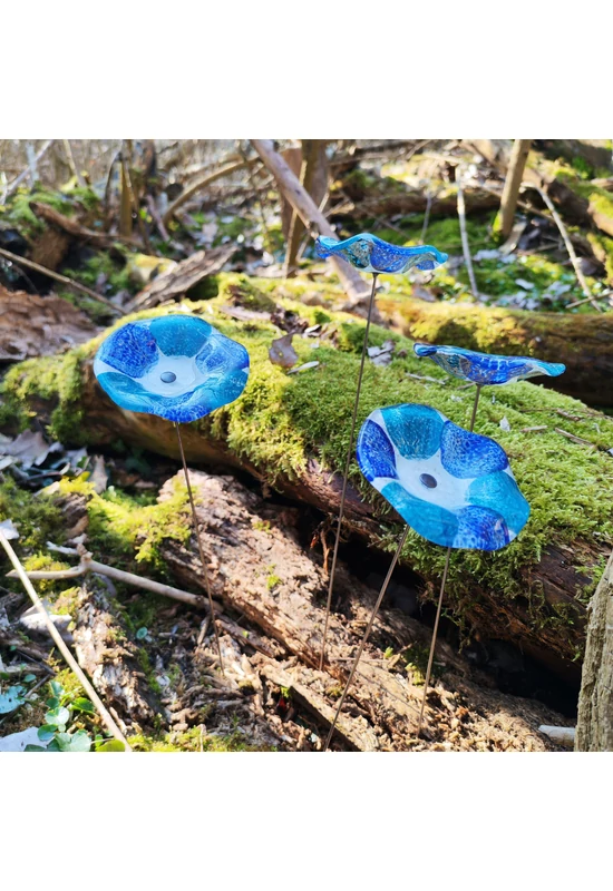Közepes méretű, kézzel festett margaréta üvegvirág,  sötétkék-türkiz színállásban, kültéri használatra, 43 cm-es acélszáron