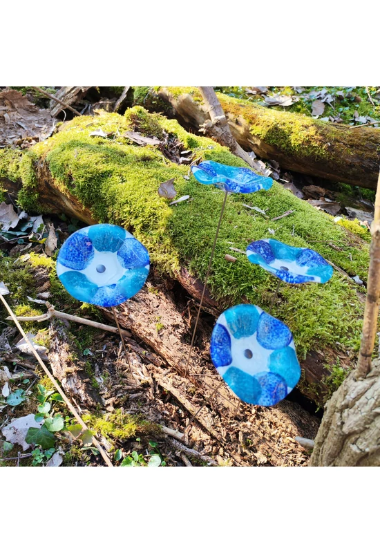 Közepes méretű, kézzel festett margaréta üvegvirág,  sötétkék-türkiz színállásban, kültéri használatra, 43 cm-es acélszáron