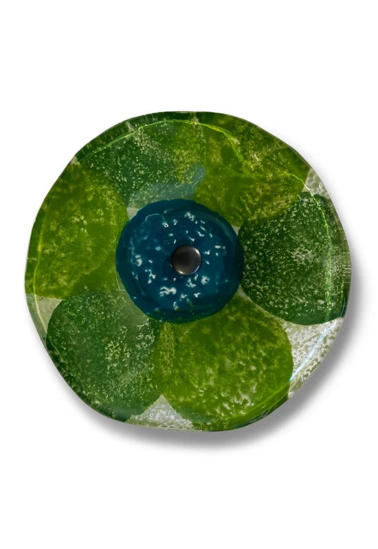 Közepes méretű, kézzel festett margaréta üvegvirág,  zöld-türkiz színállásban, kültéri használatra, 43 cm-es acélszáron