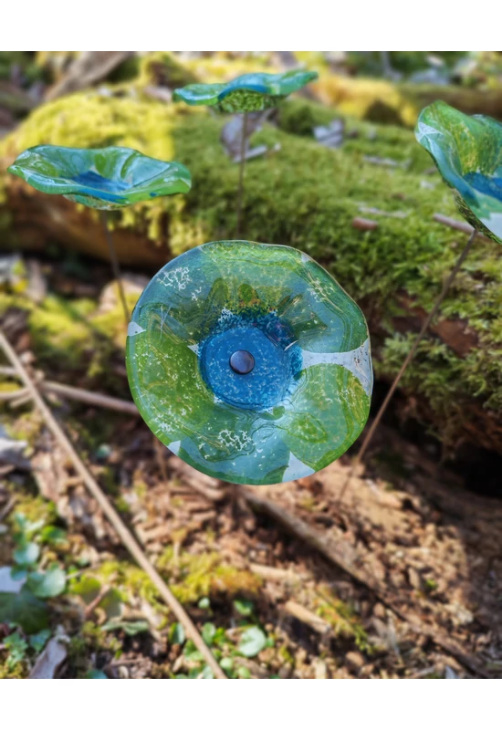 Közepes méretű, kézzel festett margaréta üvegvirág,  zöld-türkiz színállásban, kültéri használatra, 43 cm-es acélszáron