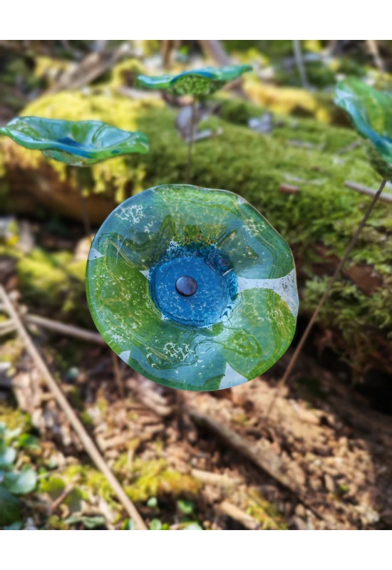 Közepes méretű, kézzel festett margaréta üvegvirág,  zöld-türkiz színállásban, kültéri használatra, 43 cm-es acélszáron