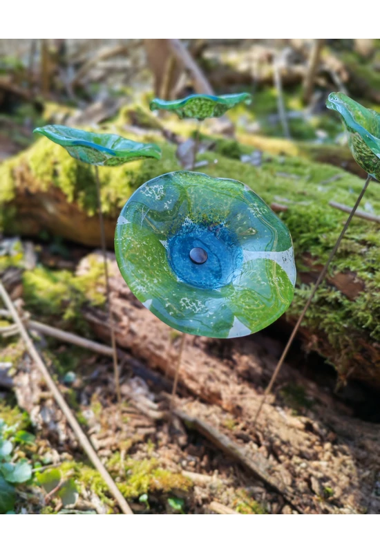 Közepes méretű, kézzel festett margaréta üvegvirág,  zöld-türkiz színállásban, kültéri használatra, 43 cm-es acélszáron