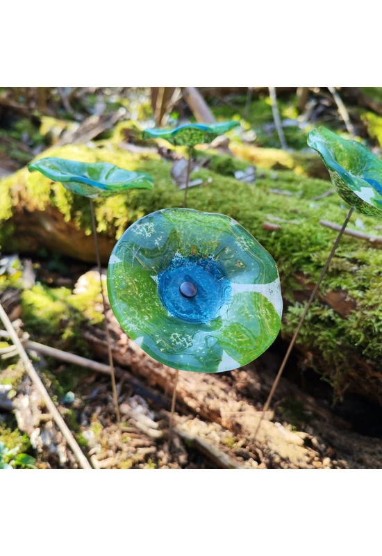 Közepes méretű, kézzel festett margaréta üvegvirág,  zöld-türkiz színállásban, kültéri használatra, 43 cm-es acélszáron