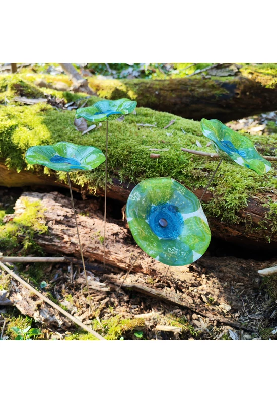 Közepes méretű, kézzel festett margaréta üvegvirág,  zöld-türkiz színállásban, kültéri használatra, 43 cm-es acélszáron