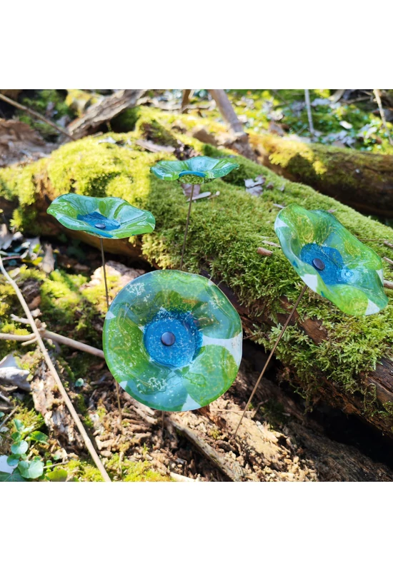 Közepes méretű, kézzel festett margaréta üvegvirág,  zöld-türkiz színállásban, kültéri használatra, 43 cm-es acélszáron