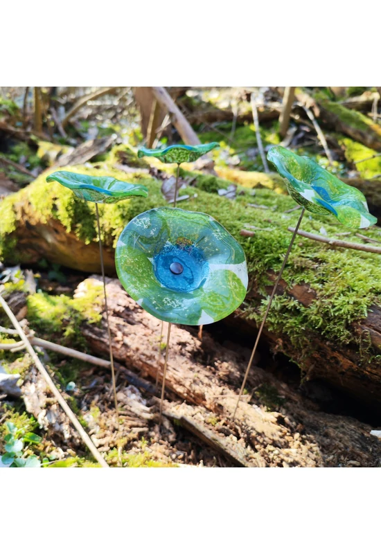 Közepes méretű, kézzel festett margaréta üvegvirág,  zöld-türkiz színállásban, kültéri használatra, 43 cm-es acélszáron