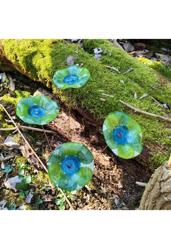 Közepes méretű, kézzel festett margaréta üvegvirág,  zöld-türkiz színállásban, kültéri használatra, 43 cm-es acélszáron