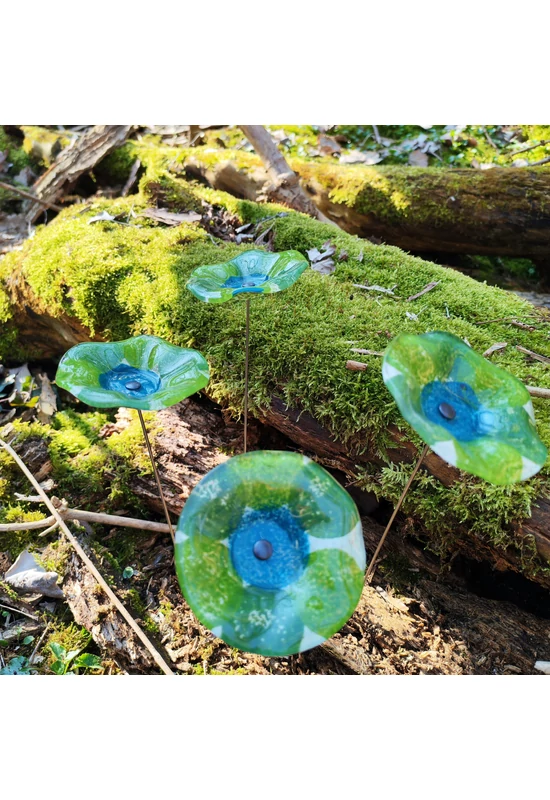 Medium-sized, hand-painted glass daisy flower, in green-turquoise color scheme, for outdoor use, on a 43 cm steel stem