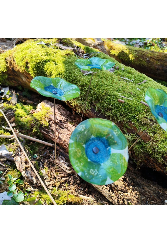 Közepes méretű, kézzel festett margaréta üvegvirág,  zöld-türkiz színállásban, kültéri használatra, 43 cm-es acélszáron