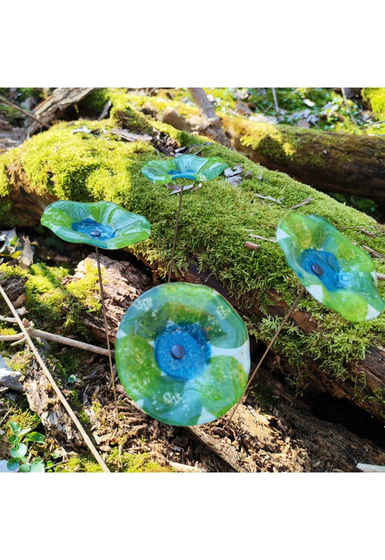 Közepes méretű, kézzel festett margaréta üvegvirág,  zöld-türkiz színállásban, kültéri használatra, 43 cm-es acélszáron