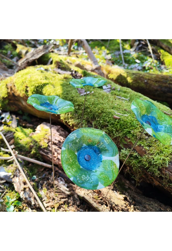 Közepes méretű, kézzel festett margaréta üvegvirág,  zöld-türkiz színállásban, kültéri használatra, 43 cm-es acélszáron