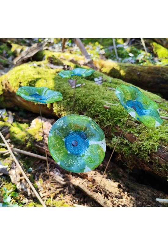 Közepes méretű, kézzel festett margaréta üvegvirág,  zöld-türkiz színállásban, kültéri használatra, 43 cm-es acélszáron