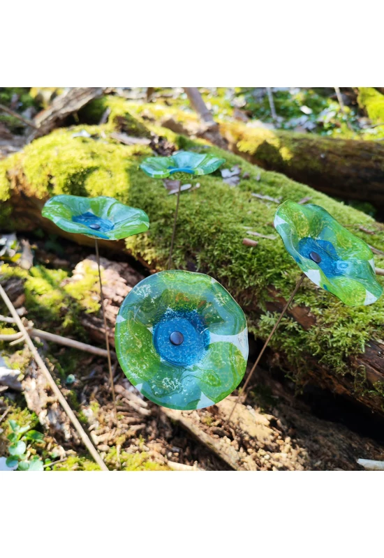 Közepes méretű, kézzel festett margaréta üvegvirág,  zöld-türkiz színállásban, kültéri használatra, 43 cm-es acélszáron