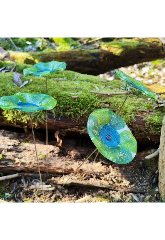 Közepes méretű, kézzel festett margaréta üvegvirág,  zöld-türkiz színállásban, kültéri használatra, 43 cm-es acélszáron