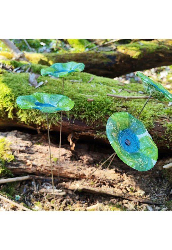 Közepes méretű, kézzel festett margaréta üvegvirág,  zöld-türkiz színállásban, kültéri használatra, 43 cm-es acélszáron