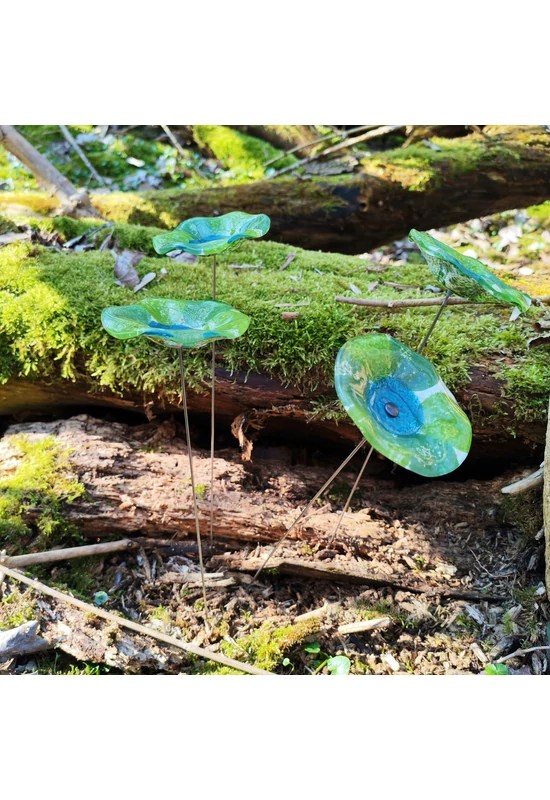 Közepes méretű, kézzel festett margaréta üvegvirág,  zöld-türkiz színállásban, kültéri használatra, 43 cm-es acélszáron
