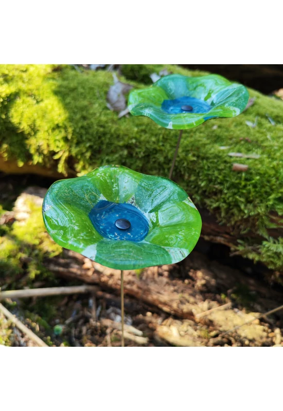 Közepes méretű, kézzel festett margaréta üvegvirág,  zöld-türkiz színállásban, kültéri használatra, 43 cm-es acélszáron