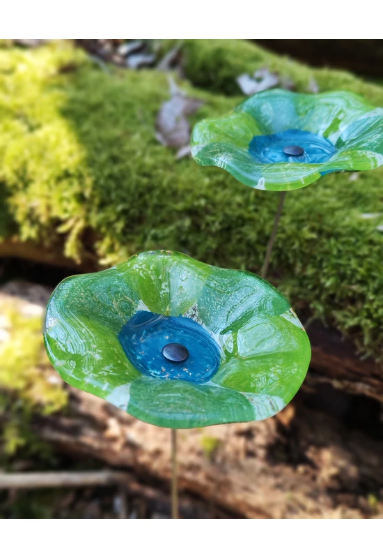 Közepes méretű, kézzel festett margaréta üvegvirág,  zöld-türkiz színállásban, kültéri használatra, 43 cm-es acélszáron