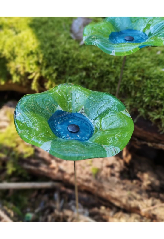 Közepes méretű, kézzel festett margaréta üvegvirág,  zöld-türkiz színállásban, kültéri használatra, 43 cm-es acélszáron