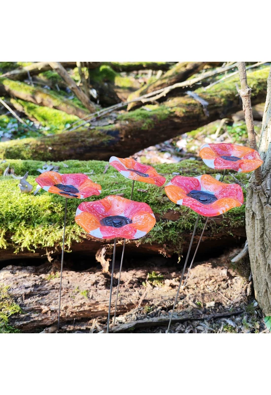 Közepes méretű, kézzel festett margaréta üvegvirág,  piros-fekete színállásban, kültéri használatra, 43 cm-es acélszáron