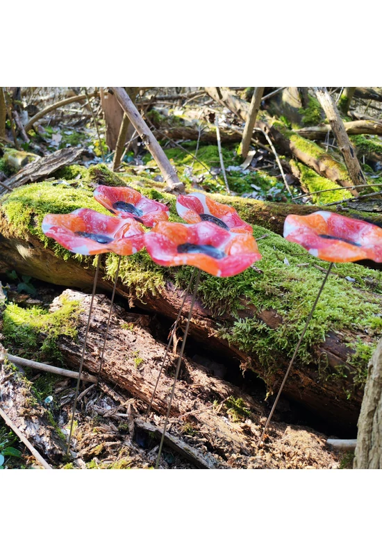 Közepes méretű, kézzel festett margaréta üvegvirág,  piros-fekete színállásban, kültéri használatra, 43 cm-es acélszáron