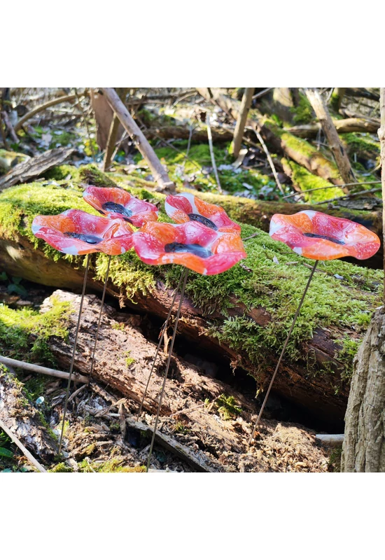 Közepes méretű, kézzel festett margaréta üvegvirág,  piros-fekete színállásban, kültéri használatra, 43 cm-es acélszáron