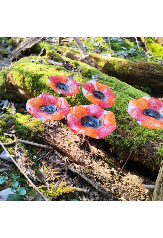 Közepes méretű, kézzel festett margaréta üvegvirág,  piros-fekete színállásban, kültéri használatra, 43 cm-es acélszáron
