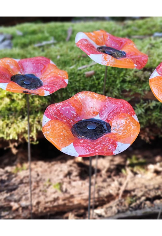 Közepes méretű, kézzel festett margaréta üvegvirág,  piros-fekete színállásban, kültéri használatra, 43 cm-es acélszáron