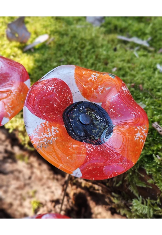 Közepes méretű, kézzel festett margaréta üvegvirág,  piros-fekete színállásban, kültéri használatra, 43 cm-es acélszáron