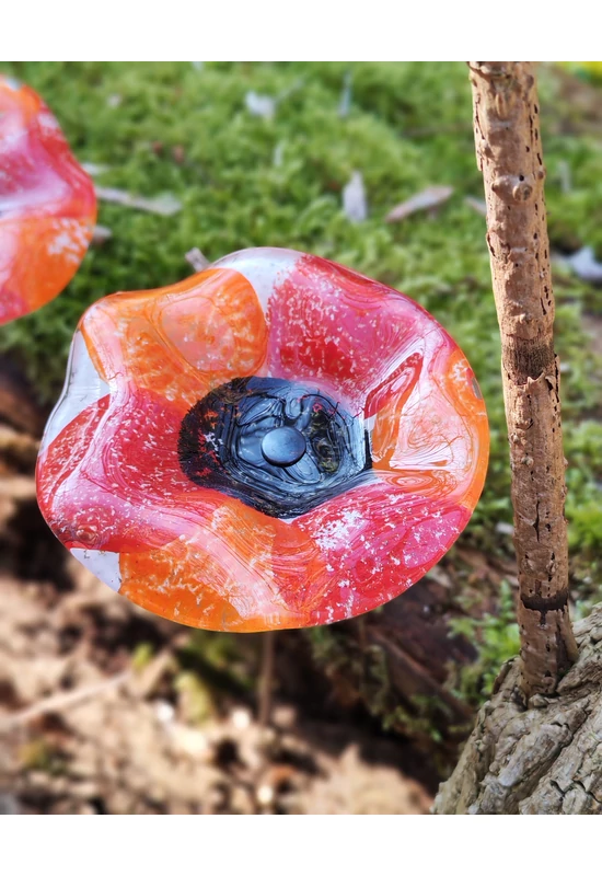 Közepes méretű, kézzel festett margaréta üvegvirág,  piros-fekete színállásban, kültéri használatra, 43 cm-es acélszáron