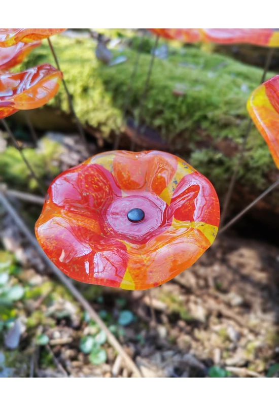 Közepes méretű, kézzel festett margaréta üvegvirág,  piros-narancs színállásban, kültéri használatra, 43 cm-es acélszáron