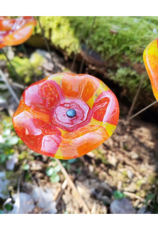 Közepes méretű, kézzel festett margaréta üvegvirág,  piros-narancs színállásban, kültéri használatra, 43 cm-es acélszáron