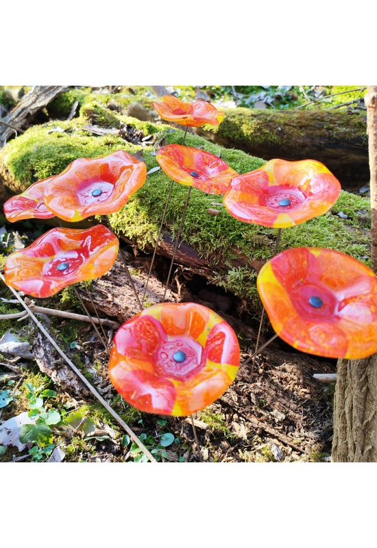 Közepes méretű, kézzel festett margaréta üvegvirág,  piros-narancs színállásban, kültéri használatra, 43 cm-es acélszáron