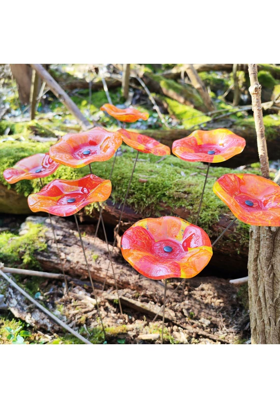 Közepes méretű, kézzel festett margaréta üvegvirág,  piros-narancs színállásban, kültéri használatra, 43 cm-es acélszáron