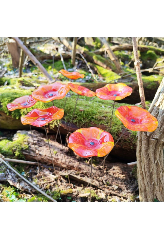 Közepes méretű, kézzel festett margaréta üvegvirág,  piros-narancs színállásban, kültéri használatra, 43 cm-es acélszáron