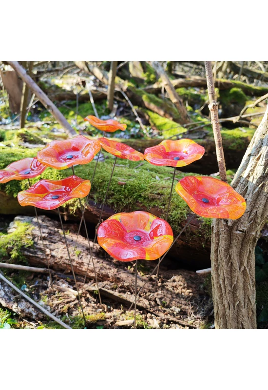 Közepes méretű, kézzel festett margaréta üvegvirág,  piros-narancs színállásban, kültéri használatra, 43 cm-es acélszáron