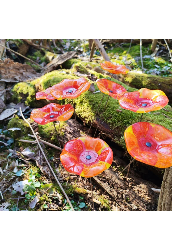 Közepes méretű, kézzel festett margaréta üvegvirág,  piros-narancs színállásban, kültéri használatra, 43 cm-es acélszáron