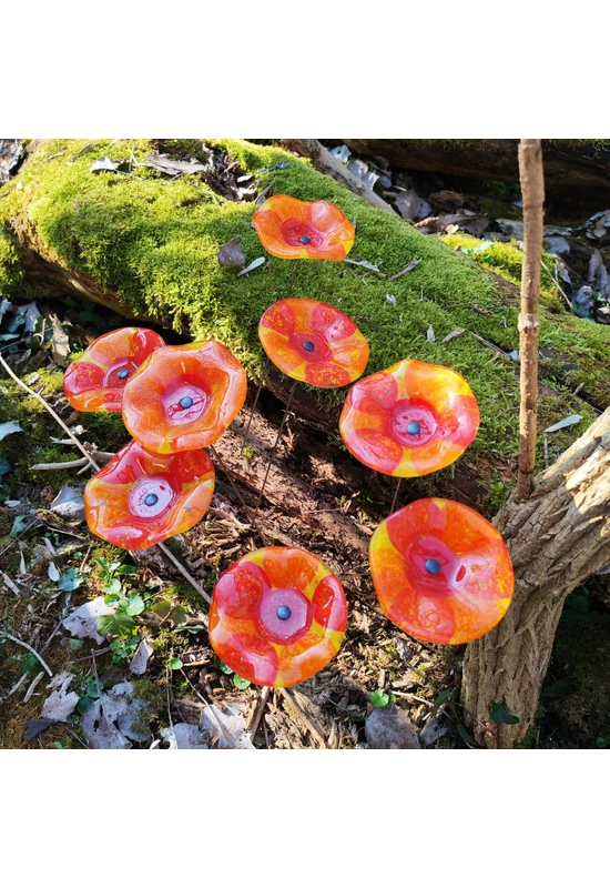 Medium-sized, hand-painted glass daisy flower, in red-orange color scheme, for outdoor use, on a 43 cm steel stem