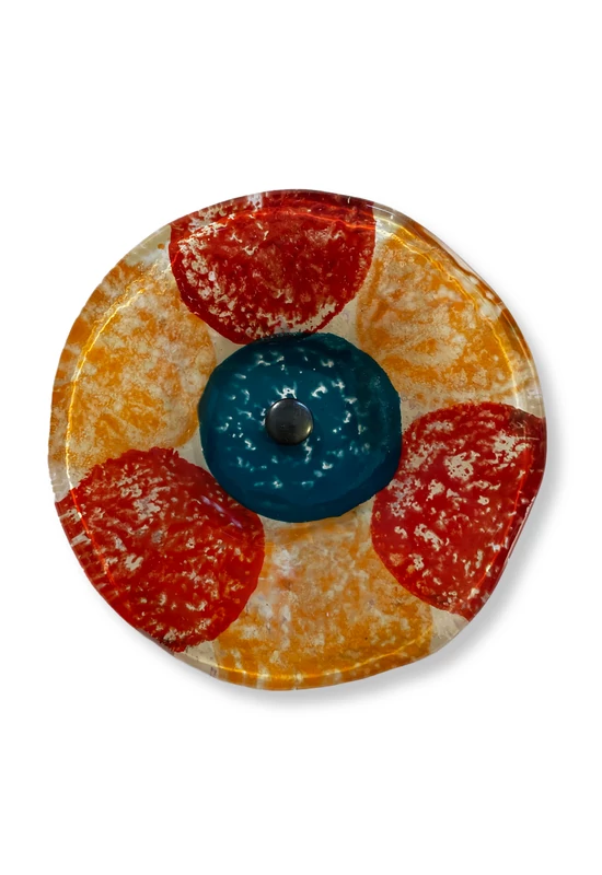 Közepes méretű, kézzel festett margaréta üvegvirág,  piros-türkiz színállásban, kültéri használatra, 43 cm-es acélszáron