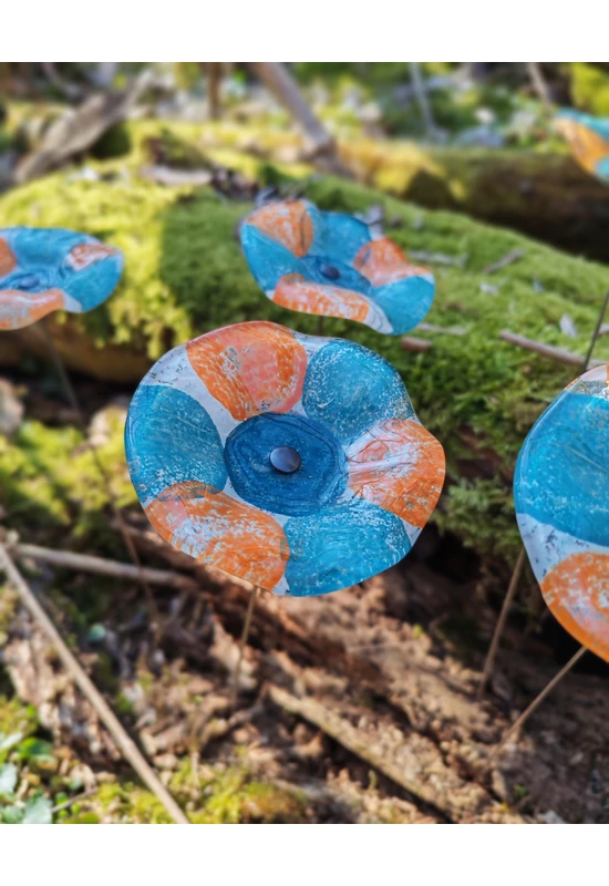 Közepes méretű, kézzel festett margaréta üvegvirág,  türkiz-lazac színállásban, kültéri használatra, 43 cm-es acélszáron