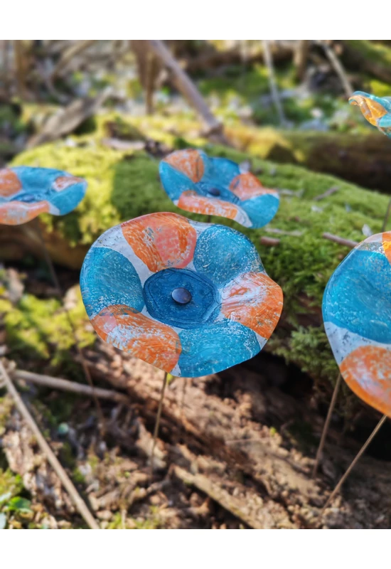 Közepes méretű, kézzel festett margaréta üvegvirág,  türkiz-lazac színállásban, kültéri használatra, 43 cm-es acélszáron