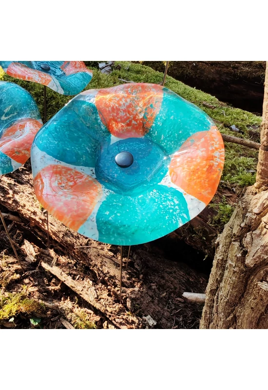 Közepes méretű, kézzel festett margaréta üvegvirág,  türkiz-lazac színállásban, kültéri használatra, 43 cm-es acélszáron