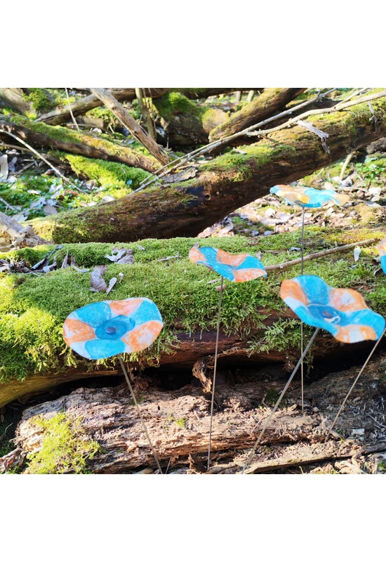 Közepes méretű, kézzel festett margaréta üvegvirág,  türkiz-lazac színállásban, kültéri használatra, 43 cm-es acélszáron