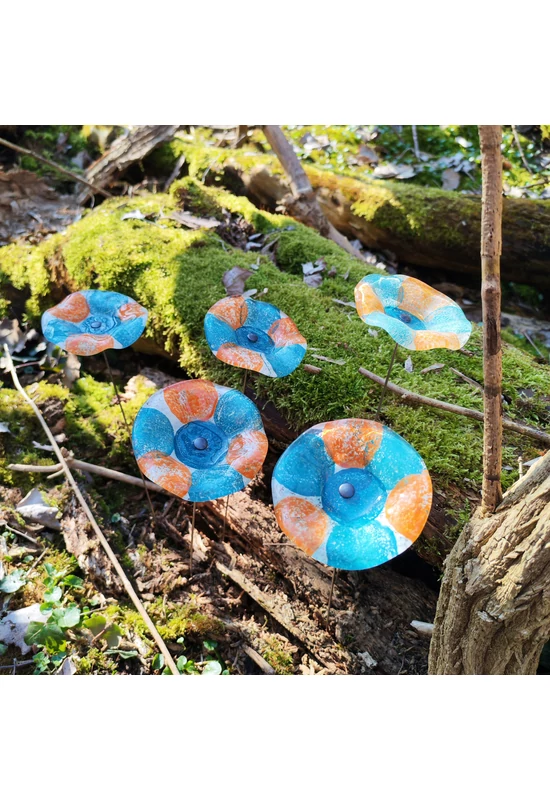 Közepes méretű, kézzel festett margaréta üvegvirág,  türkiz-lazac színállásban, kültéri használatra, 43 cm-es acélszáron