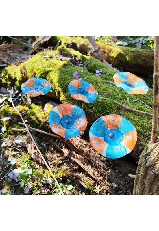 Közepes méretű, kézzel festett margaréta üvegvirág,  türkiz-lazac színállásban, kültéri használatra, 43 cm-es acélszáron