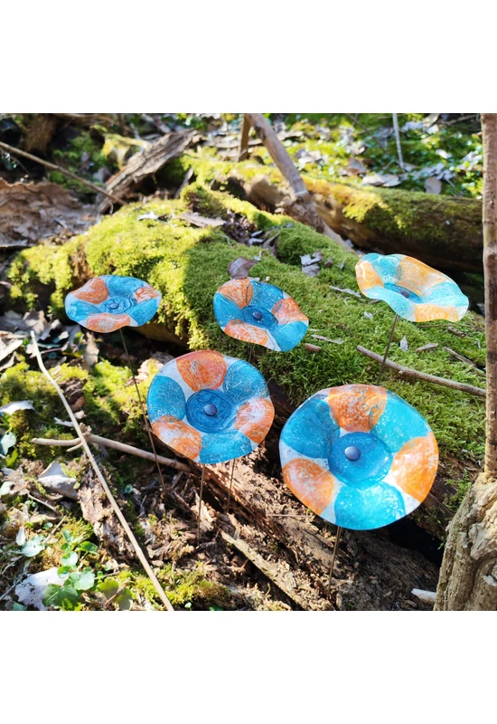 Közepes méretű, kézzel festett margaréta üvegvirág,  türkiz-lazac színállásban, kültéri használatra, 43 cm-es acélszáron