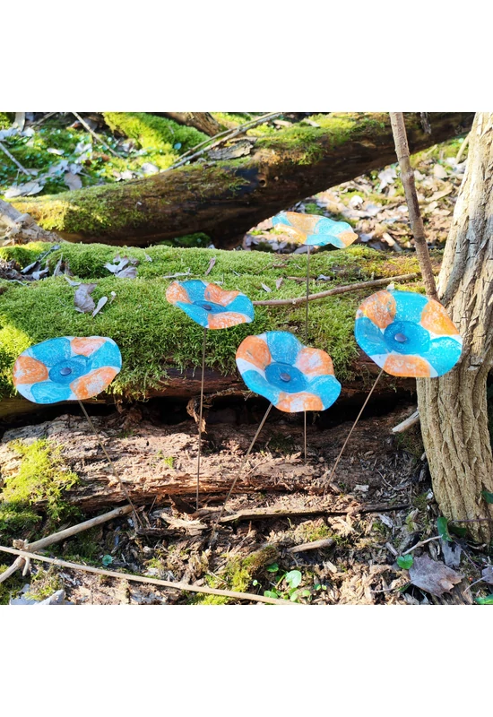 Közepes méretű, kézzel festett margaréta üvegvirág,  türkiz-lazac színállásban, kültéri használatra, 43 cm-es acélszáron