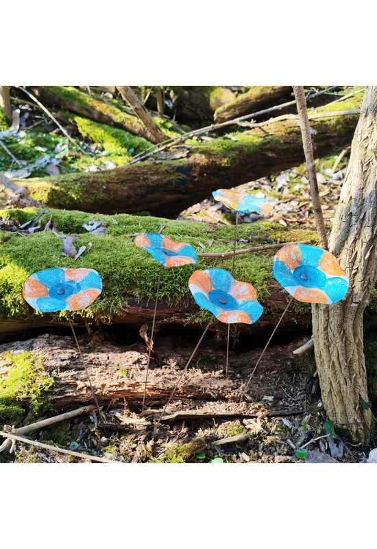 Közepes méretű, kézzel festett margaréta üvegvirág,  türkiz-lazac színállásban, kültéri használatra, 43 cm-es acélszáron