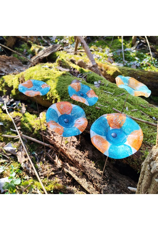 Közepes méretű, kézzel festett margaréta üvegvirág,  türkiz-lazac színállásban, kültéri használatra, 43 cm-es acélszáron