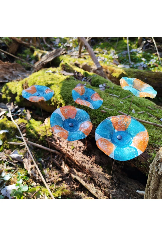 Közepes méretű, kézzel festett margaréta üvegvirág,  türkiz-lazac színállásban, kültéri használatra, 43 cm-es acélszáron